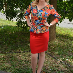 Rochie rosie cu peplum in talie si model floral in partea de sus - Img 2