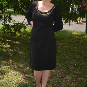 Rochie simpla neagra cu decolteu rotund si insertie de colier auriu - Img 2