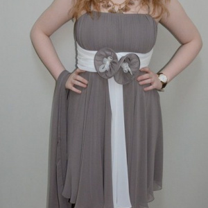 Rochie tinereasca, nuanta de gri, esarfa fashion atasata - Img 2