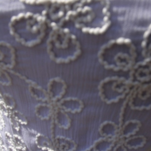 Rochie trendy cu croi lejer, design floral, realist, pe fond alb - Img 7