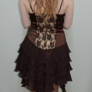 Rochie trendy, nuanta de maro, design deosebit aplicat - Img 5