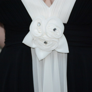 Rochie trendy, nuanta de negru-alb, decolteu in V - Img 4
