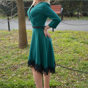 Rochie verde de ocazie cu insertie de dantela neagra, decolteu V - Img 4