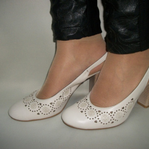 Sanda cu toc gros de 10 cm, de culoare bej, model inchis in fata - Img 3