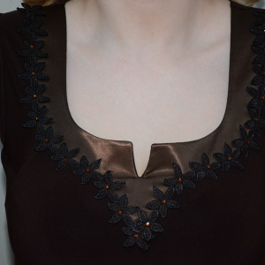 Top elegant fara maneca, de culoare maro, detalii satinate - Img 4