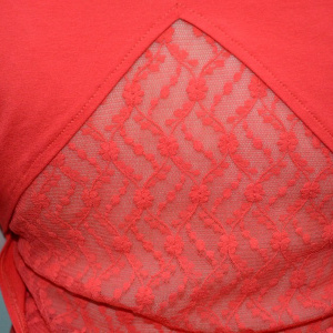 Tricou de vara, nuanta de rosu, decolteu usor in V - Img 5
