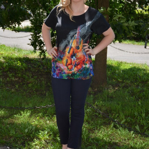 Tricou deosebit cu imprimeu colorat pe fond negru aplicat in fata - Img 2