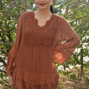 Bluza Amalia cu insertii de broderie si decolteu in V ,nuanta de maro - Img 1