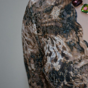 Bluza chic, maro, imprimeu floral deosebit, decolteu in V - Img 4