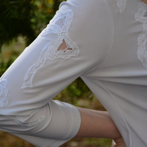 Bluza de ocazie, de culoare alba, cu design de fundite de dantela - Img 5