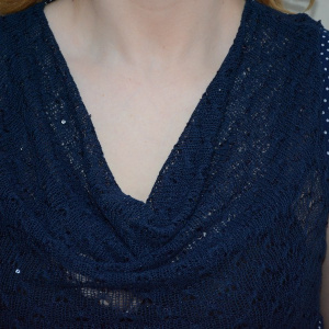 Bluza in nuanta de bleumarin-alb, fara maneci, guler chic - Img 3