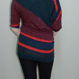 Bluza in nuanta de bleumarin-rosu, design deosebit - Img 6