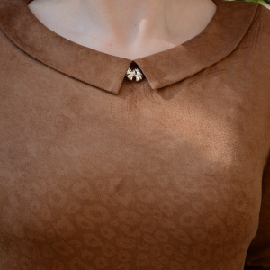 Bluza moderna, de culoare maro, aspect catifelat de animal-print - Img 3