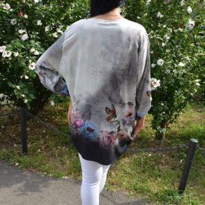 Bluza moderna, tinereasca, gri cu model de fluturi colorate - Img 6