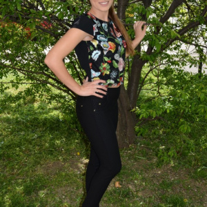 Bluza neagra cu talie scurta si design de flori colorate - Img 5