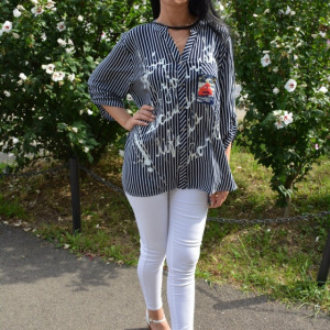 Bluza oversize cu nasturi in fata si dungi fine, alb-bleumarin - Img 5