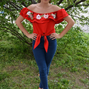 Bluza rosie cu talie scurta, decolteu pe umeri si broderie florala - Img 2