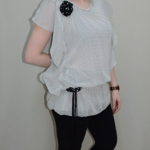 Bluza trendy din voal, nuanta alba cu buline negre si elastic - Img 2
