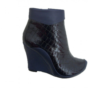 Botina scurta de culoare bleumarin cu design stone lacuit