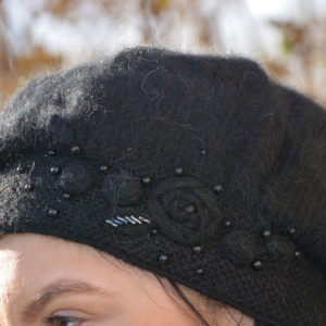Caciula calduroasa Naty,accesorizata cu flori in lateral,neagra - Img 4