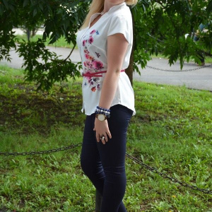 Camasa eleganta cu maneca scurta, culoare alba cu flori roz - Img 5