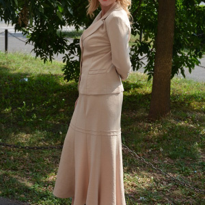 Costum elegant , de culoare bej, dintr-un material rafinat - Img 6