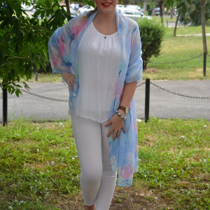 Esarfa deosebita, culoare albastra cu design floral, forma clasica - Img 4