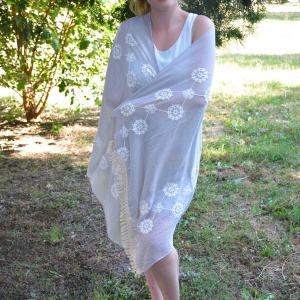 Esarfa rafinata cu franjuri, design de broderie crem pe fond gri - Img 2
