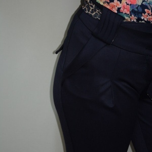 Pantalon cu buzunare lateral, nuanta de bleumarin, curea - Img 6