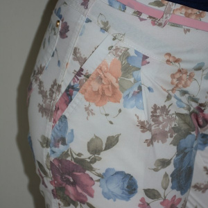 Pantalon la moda, nuanta de alb si imprimeu floral - Img 5