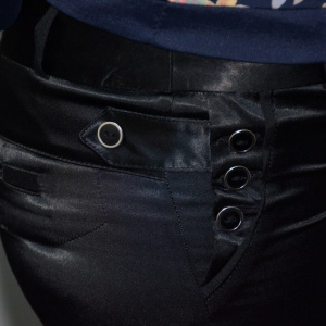 Pantalon modern din saten, design clasic, de culoare neagra - Img 5