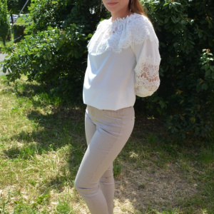 Pantalon tineresc cu imprimeu de dungi subtiri, nuanta de bej - Img 3