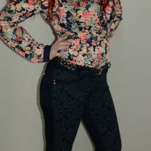 Pantalon trendy, nuanta de bleumarin, design floral modern - Img 5