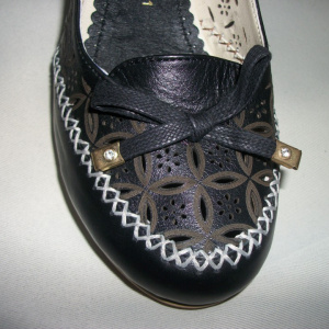 Pantof cu model deosebit perforat in piele, infrumusetat cu funda - Img 5