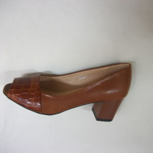 Pantofi cu toc mediu-jos, eleganti, pe culoare maro cu decupaj in fata - Img 2