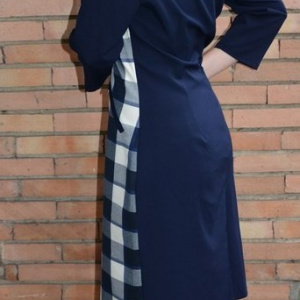 Rochie casual cu design de carouri mari, bleumarin combinat cu alb - Img 3