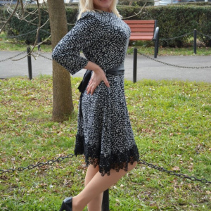 Rochie casual-elegant cu design bicolor si insertie de dantela lata - Img 3