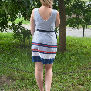 Rochie casual in nuanta de alb-bleumarin-rosu cu design de dungi - Img 4