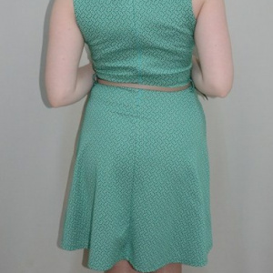 Rochie casual, pe turcoaz, cu material pepit si design abstract, fusta in clos - Img 5