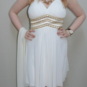 Rochie chic, nuanta de alb, design auriu interesant - Img 2