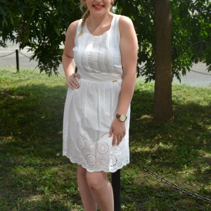 Rochie comoda de vara culoare alba cu broderie si pliuri mari - Img 3