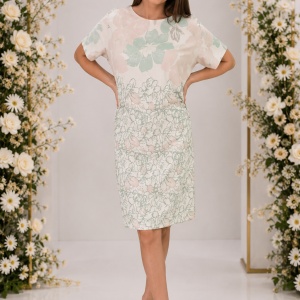 Rochie de birou cu croi clasic si imprimeu pe fond roz somon
