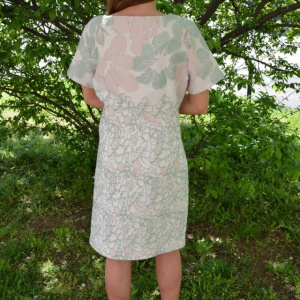 Rochie de birou cu croi clasic si imprimeu pe fond roz somon - Img 4