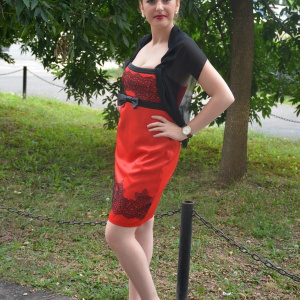 Rochie de gala cambrata pe corp, din saten rosu cu broderie neagra - Img 3