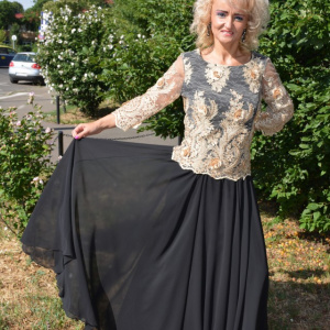 Rochie de gala de culoare neagra cu aplicatii de broderie aurie - Img 4