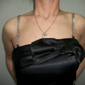 Rochie de gala neagra cu insertie de funda mare la piept - Img 2