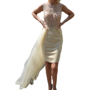Rochie de ocazie bej model scurt cu tul lung aplicat din talie