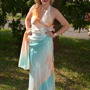 Rochie de seara deosebita, model lung, din material satinat colorat - Img 2
