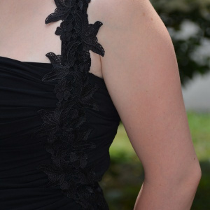 Rochie de seara scurta, neagra, model cambrat pe corp si pe un umar - Img 6