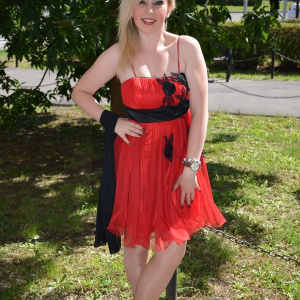 Rochie de seara scurta, rosie, usor evazata, insertie de flori negre - Img 3